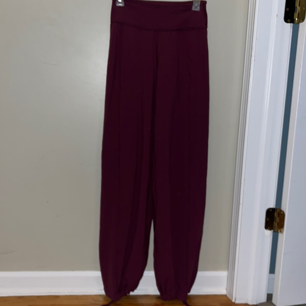 Lululemon loose yoga pants (BARLEY WORN)